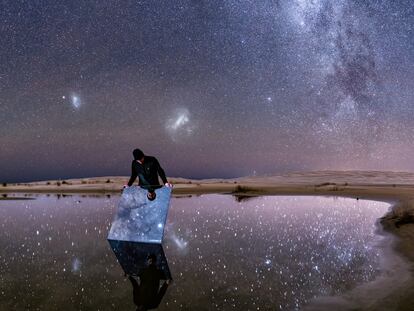 Reflejo nocturno del cielo austral, las tres galaxias por la izquierda son: la Pequeña Nube de Magallanes, la Gran Nube de Magallanes y parte de la Vía Láctea, en 2019.