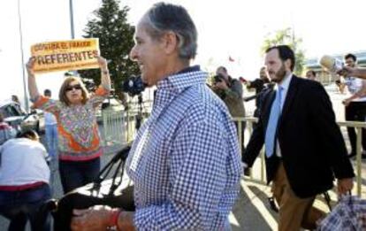 El expresidente de Caja Madrid Miguel Blesa (c) a su salida de la prisión madrileña de Soto del Real.