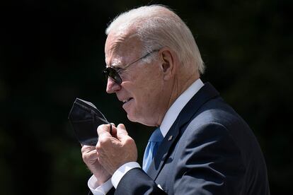 Biden se quita la máscara protectora mientras llega para pronunciar declaraciones en la Casa Blanca la semana pasada.