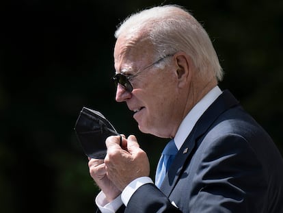 Biden se quita la máscara protectora mientras llega para pronunciar declaraciones en la Casa Blanca la semana pasada.
