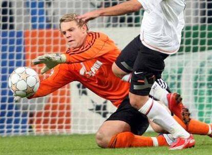 Neuer hace una parada en septiembre pasado ante el Valencia.