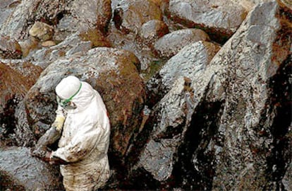 Un soldado limpia de chapapote, el pasado mes de enero, las rocas de Camariñas (A Coruña).