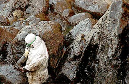 Un soldado limpia de chapapote, el pasado mes de enero, las rocas de Camariñas (A Coruña).