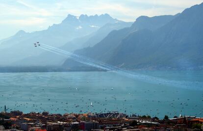 Una patrulla de aviones F-5 Tigers de la Fuerza Aérea Suiza sobrevuela el lago Leman durante la celebración del 'Fete des Vignerons', en Vevey (Suiza).