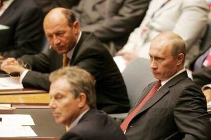 Blair, en primer plano, junto a los presidentes de Rusia, Putin, y Rumania, Basescu, ayer en Nueva York.