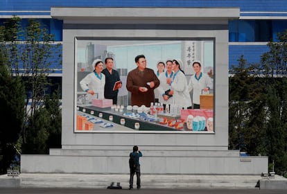 Un camarógrafo filma una pintura del fallecido líder norcoreano Kim Jong Il durante un viaje organizado por el gobierno para periodistas extranjeros, en Pyongyang.