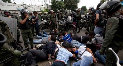 La seguridad Bolivariana rodean a un grupo de manifestantes opositor al Gobierno de Maduro.