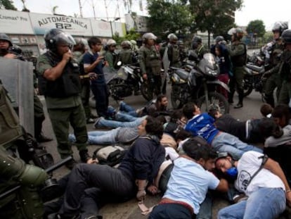 A segurança Bolivariana prende um grupo de manifestantes da oposição.