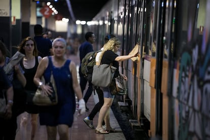 En la imagen, usuarios de Rodalies en la estación de Sant Andreu Arenal de Barcelona.