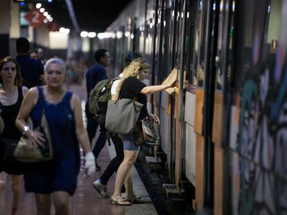 En la imagen, usuarios de Rodalies en la estación de Sant Andreu Arenal de Barcelona.