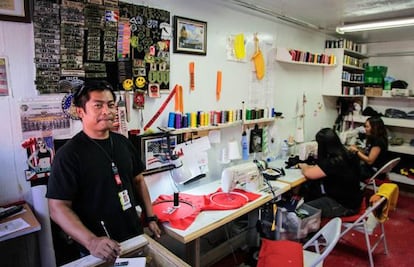 Lolito lleva dos años en la base Lagman. Regenta una tienda que se dedica a bordar inscripciones para los soldados estadounidenses