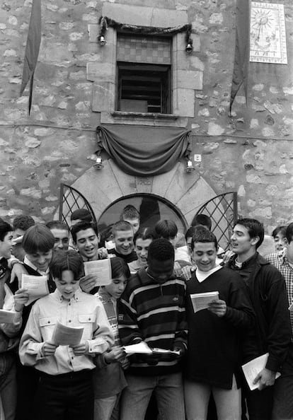 Andrés Iniesta, primero por la izquierda en la primera fila, durante la tradición cantada de villacincos en la Masía del FC Barcelona, el 17 de diciembre de 1997.