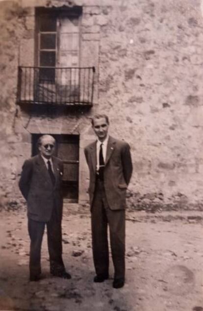 Amb Marià Manent, junts en una foto d’un àlbum de l’arxiu del crític.