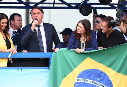 El presidente Bolsonaro saluda a sus seguidores