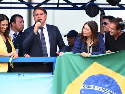 Bolsonaro cumprimenta seus seguidores em Brasília após o ato em que se filiou ao Partido Liberal, nesta terça-feira.