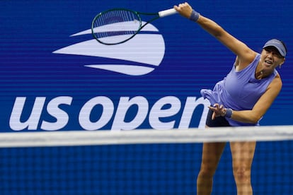 Anisimova sirve durante el partido contra Osaka en la Arthur Ashe.