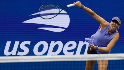 Anisimova sirve durante el partido contra Osaka en la Arthur Ashe.