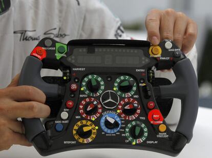 Así es el volante del Mercedes Formula One que conduce Nico Rosberg.