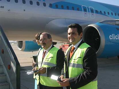 El director general de Clickair, Alex Cruz, a la derecha, ante un avión de la compañía.