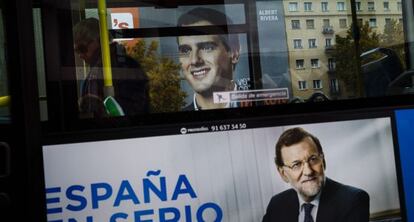 Carteles electorales de C&#039;s y el PP sobre un autob&uacute;s en Madrid.