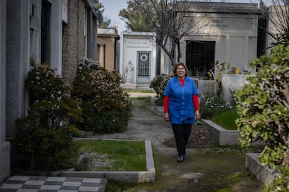 Ana Muñoz en el Cementerio General, en Santiago, el 23 de julio de 2025.
