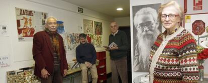 Voluntarios de la asociación vecinal en su antigua sede, antes de ser desalojados por la Comunidad.