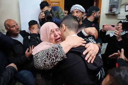 Ahmad Salaima recibe el abrazo de un familiar tras su puesta el libertad, este martes.
