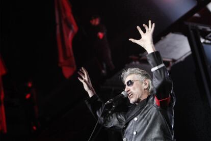 Roger Waters, en plena representación de <i>The Wall</i>, ayer en el Palacio de los Deportes de Madrid.