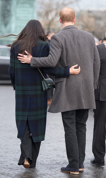 Príncipe Harry e Meghan Markle caminham pelo castelo de Edimburgo durante a primeira visita oficial do casal a Escócia, em 13 de fevereiro de 2018.