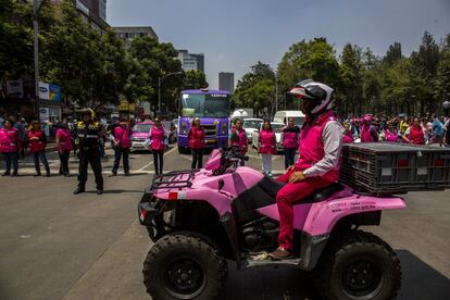 Policías detienen el tráfico durante el macro simulacro. 
