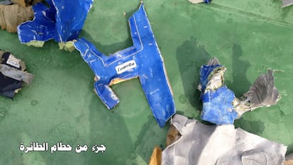 Les forces navals egípcies prossegueixen avui la recerca al mar Mediterrani de peces de l'avió d'Egyptair sinistrat dijous i de cossos de les víctimes, després que el divendres es trobessin les primeres restes. A la imatge restes de l'avió d'EgyptAir MS804 trobat al mar d'Egipte, el 21 de maig del 2016.