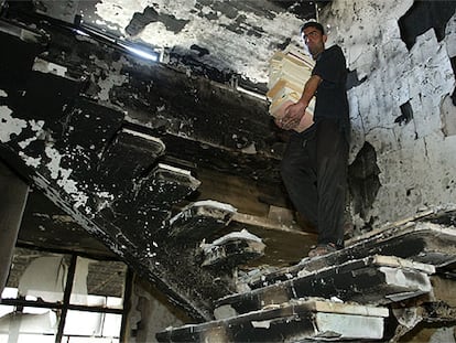 Un hombre rescata libros de la destruida biblioteca de Bagdad en abril de 2003.