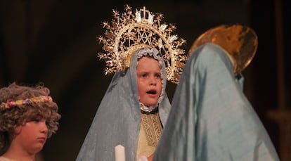 Un actor infantil interpreta a la Virgen Mar&iacute;a