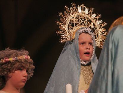 Un actor infantil interpreta a la Virgen Mar&iacute;a