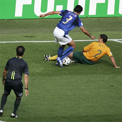 Momento en el que el australiano Neill se lanza al suelo ante Grosso en la acción en la que el árbitro, Medina Cantalejo, pitó penalti.