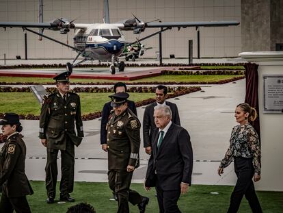 El presidente de México, Andrés Manuel López Obrador, en la base aérea de Santa Lucía.