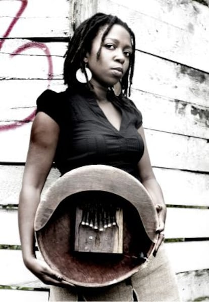 Chiwoniso, cantante de Zimbabue, con una mbira. 