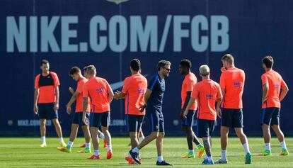 Luis Enrique, rodeado por sus jugadores en la Ciudad Deportiva del Bar&ccedil;a.