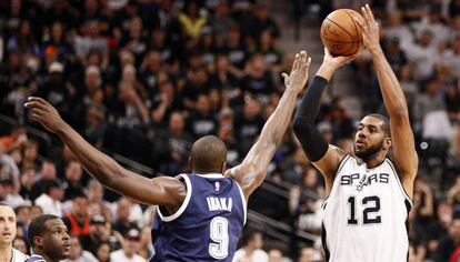 LaMarcus Aldridge lanza ante Serge Ibaka.