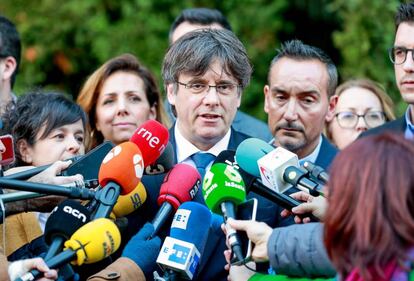 Carles Puigdemont atenent els mitjans a Waterloo.