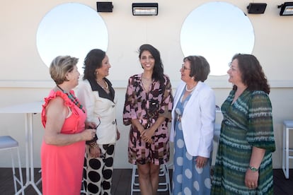 Ainhoa Rodríguez, en el centro, con las protagonistas de su 'Destello bravío'.