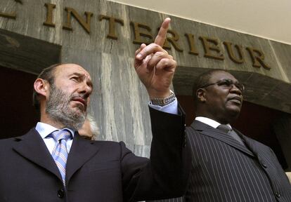 Alfredo Pérez Rubalcaba, cuando era ministro de Interior, junto a su homólogo senegalés, Ousmane Ngom, tras una reunión en el país africano en 2006 para tratar el problema de la inmigración ilegal y de los cayucos y pateras que parten de sus costas y llegaban a Canarias.