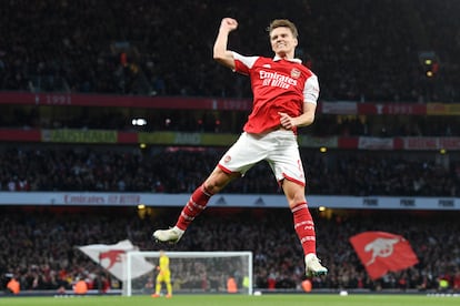 Odegaard celebra el primer gol del partido de la Premier League entre el Arsenal y el Chelsea, en el Emirates Stadium este martes.