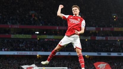 Odegaard celebra el primer gol del partido de la Premier League entre el Arsenal y el Chelsea, en el Emirates Stadium este martes.