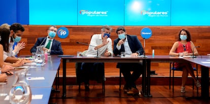 El alcalde de Murcia, José Ballesta, al fondo y a la izquierda, y el presidente regional Fernando López Miras, a la derecha, en una reunión del PP celebrada el año pasado en la capital murciana.