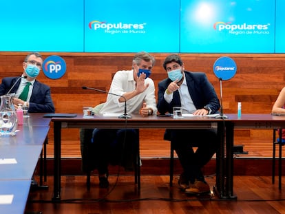 El vicesecretario de Política Territorial del PP, Antonio González Terol (izquierda) y el presidente de Murcia, Fernando López Miras (derecha) el pasado 4 de agosto tras una reunión con alcaldes populares.