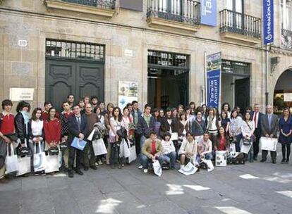 Alumnos de los centros Manuel Peleteiros, Nosa Señora dos Ollos y La Inmaculada, finalistas gallegos de <i>El País de los Estudiantes,</i> junto a José Manuel Calvo, subdirector de EL PAÍS; el director de Acción Social
de Caixa Galicia, José Manuel García Iglesias, y varios representantes de la entidad financiera.