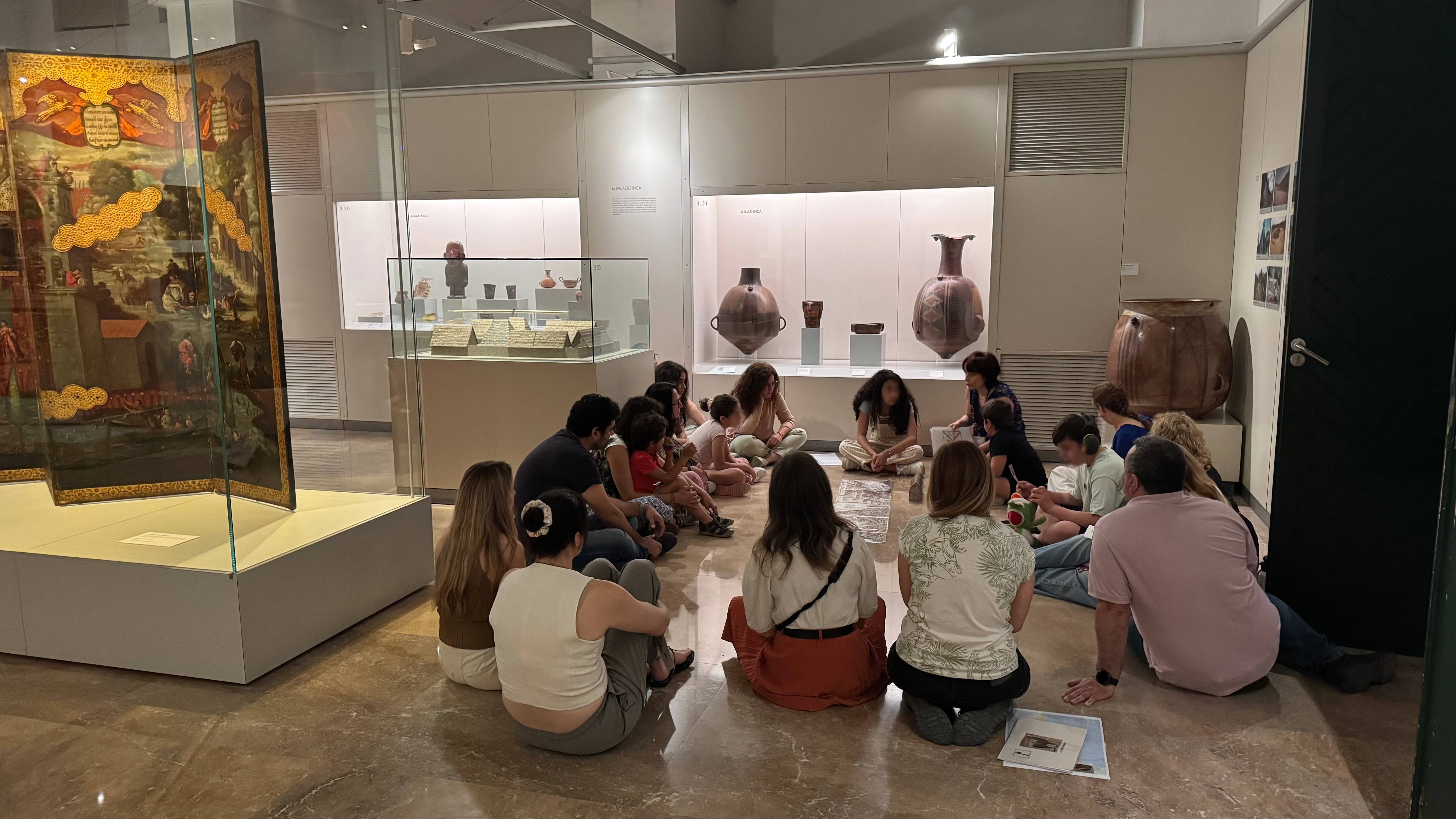 Un grupo de niños con TEA visita, junto a sus padres, las instalaciones del Museo de América, en Madrid.
