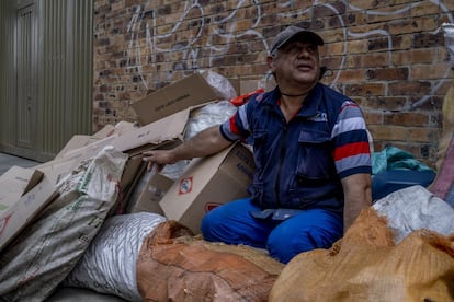 "Acá hicieron obras y lo dejaron más bonito. ¿Si huele la lechonería nueva que abrieron? Pilas (cuidado) con este agujero que se me cae", repite Hilarión. La ciudad cambia a velocidades que solo quienes la caminan a diario asimilan. Ambos llevan más de 50 años recorriéndola con la mirada clavada en el suelo, especialmente en lo que para otros es basura. "Toda la vida. Llevamos toda la vida reciclando", dicen entre los cartones que separan con ahínco. "Pero la 'platica' siempre hace falta. ¿Y pa' qué (sic) se va a quedar uno solo en casa?", se pregunta.