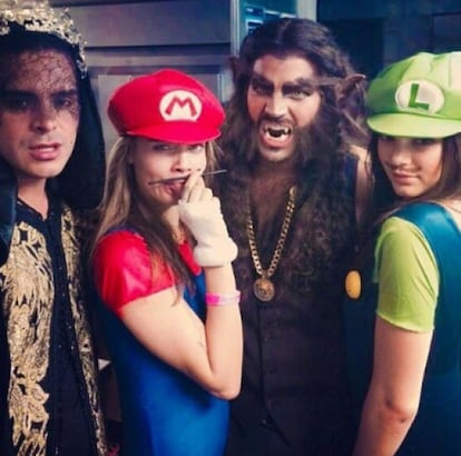 Las amigas y modelos Cara Delevigne y Kendall Jenner se disfrazaron el año pasado de Mario Bros y Luigi.